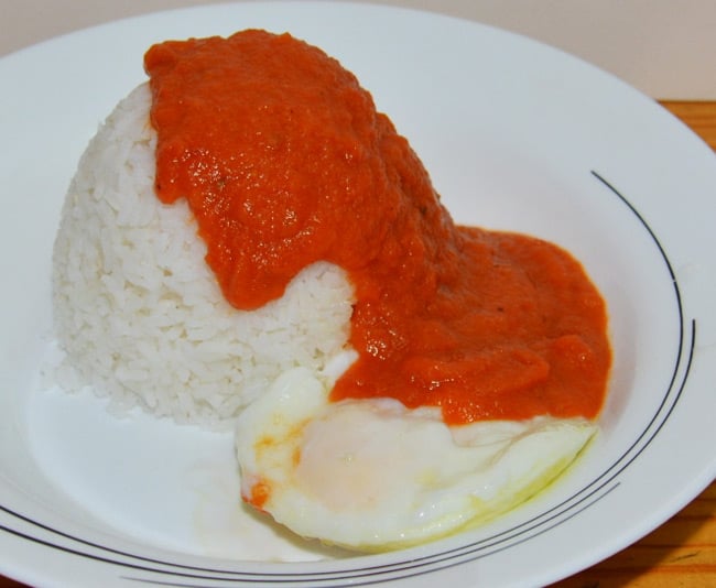 Chris's huevos a la cubana - eggs, rice and tomato sauce