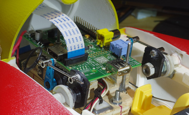 The canard connections insiode the fuselage, with the Raspberry Pi sitting above the servos