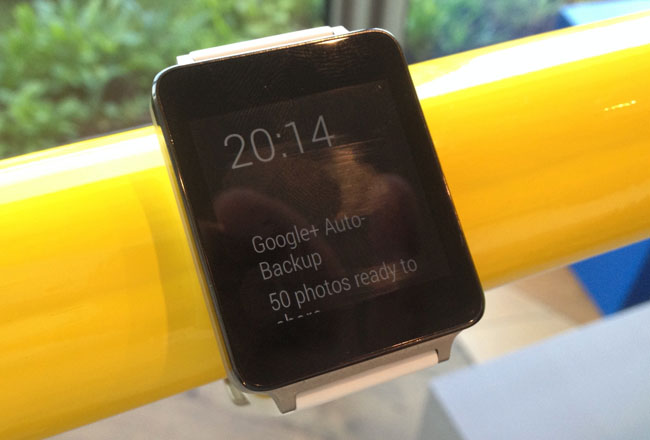 LG's Smartwatch notifications in black show off fingerprints