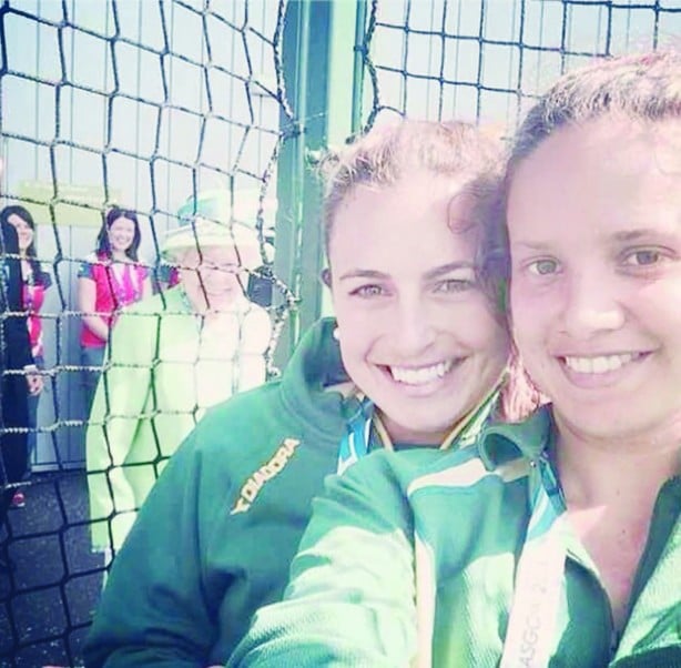 Queen Elizabeth photobombs members of the Australian hockey team at the Commonwealth Games