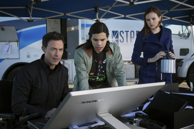 Dr Wells, Dr Snow and Cisco Ramon in The Flash