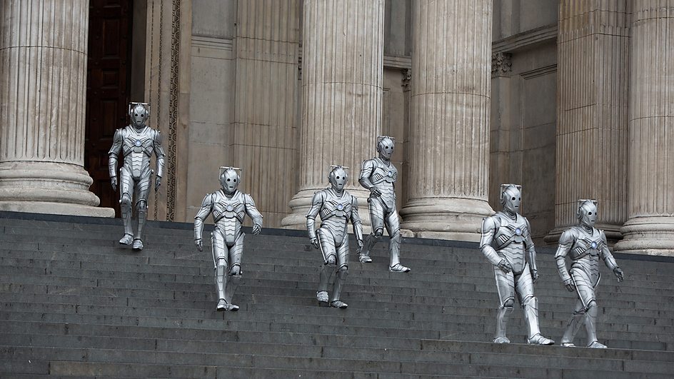 Cyberman on steps of St. Paul's