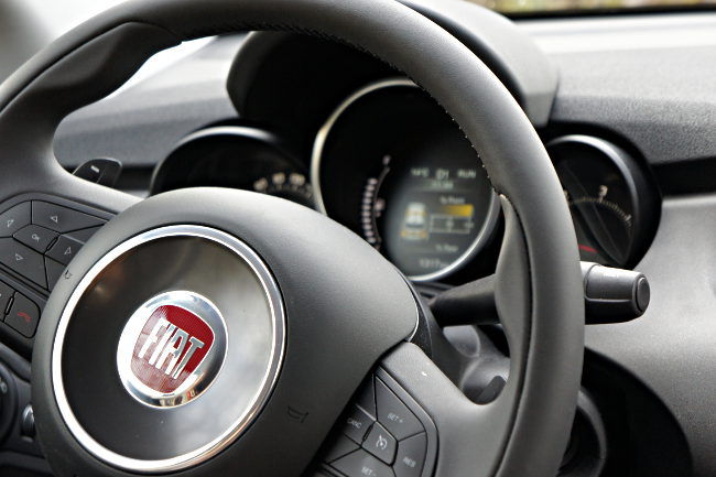 Fiat 500X steering wheel and dash