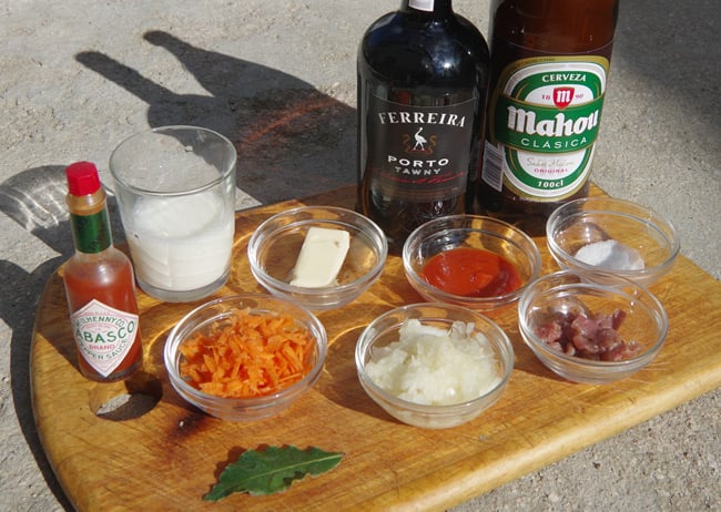 The ingredients needed to make the Francesinha sauce