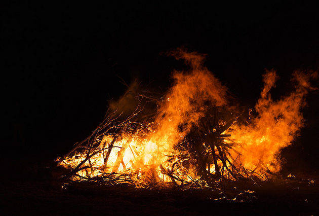 Bonfire. Pic: DiAnn L'Roy, Flickr