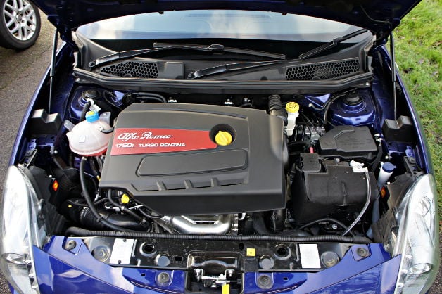 alfa_giulietta_engine_bay