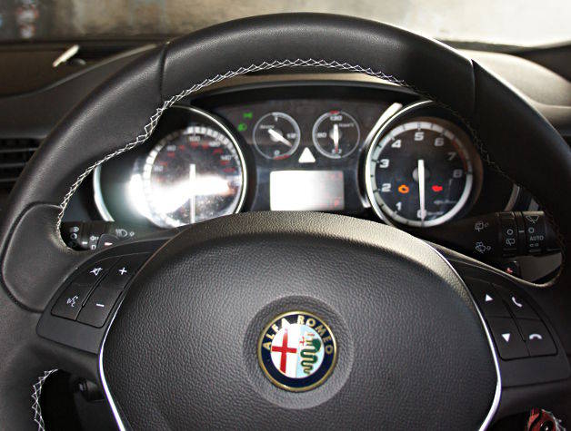 Alfa Romeo Giulietta Quadrifoglio Verde steering wheel