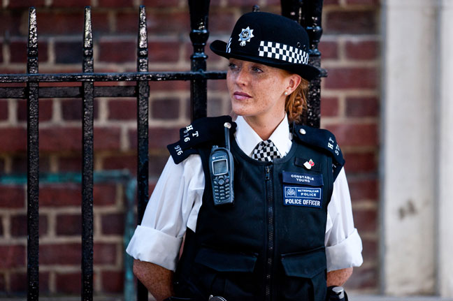 shutterstock_150125084_police_woman(2)