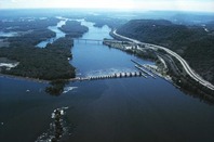 Mississippi River Lock and Dam number 7 with the I-90 Mississippi River bridge downstream. Image: Public Domain
