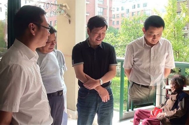 Photoshop fail: Chinese officials visit dimunitive pensioner – oops no legs