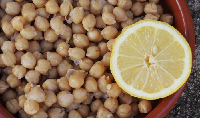 Boiled chickpeas and half a lemon