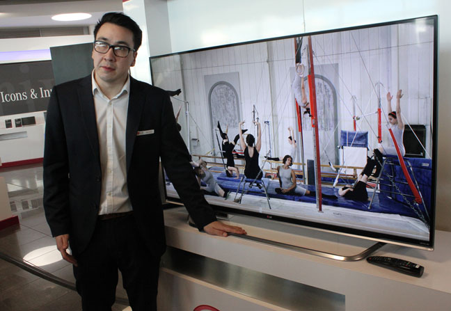 Robert Taylor demos LG UHD TVs