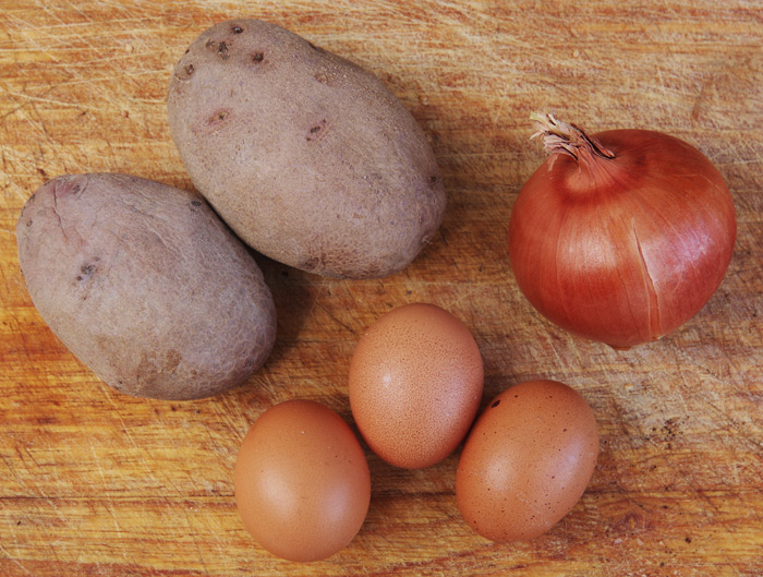 The ingredients for tortilla de patatas