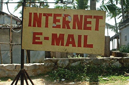 Internet email sign. Pic: @mattw1lson, Twitter