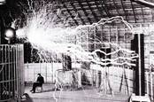 Nikola Tesla's fake lightning, Recuerdos de Pandora on Flickr CC2.0 license