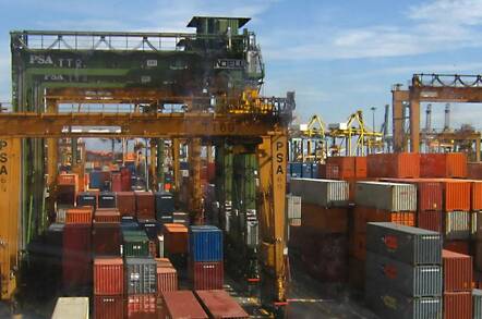 Containers_at_port