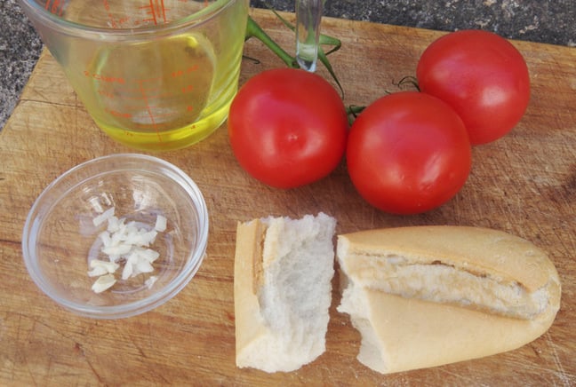 The ingredients required for salmorejo