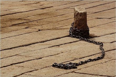Chain expressing freedom (Stepph / Wikimedia)