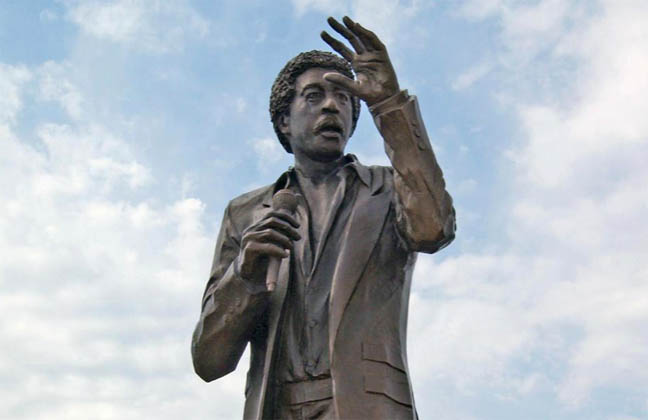 Richard Pryor bronze statue in Peoria