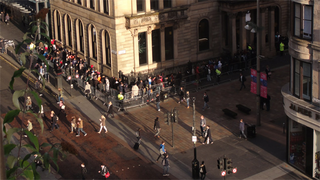 apple_iphone6s_queue_glasgow_v1_648