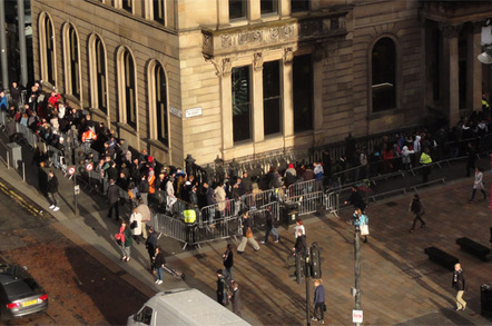 apple_iphone6s_queue_glasgow_v3_648