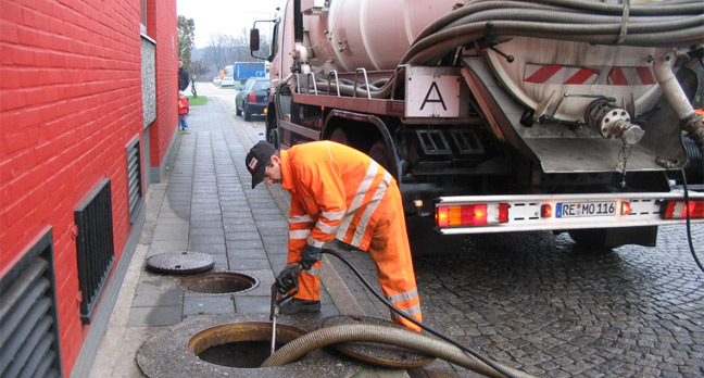 emptying_a_tank_of_sewage_648