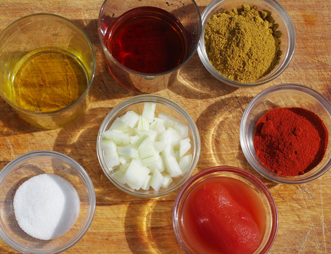 The ingredients to make currywurst sauce