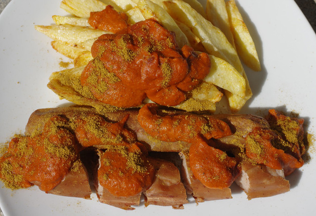 The plate of currywurst and chips