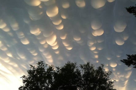 Mammatus clouds by Craig Linsday, CC 3.0 licence