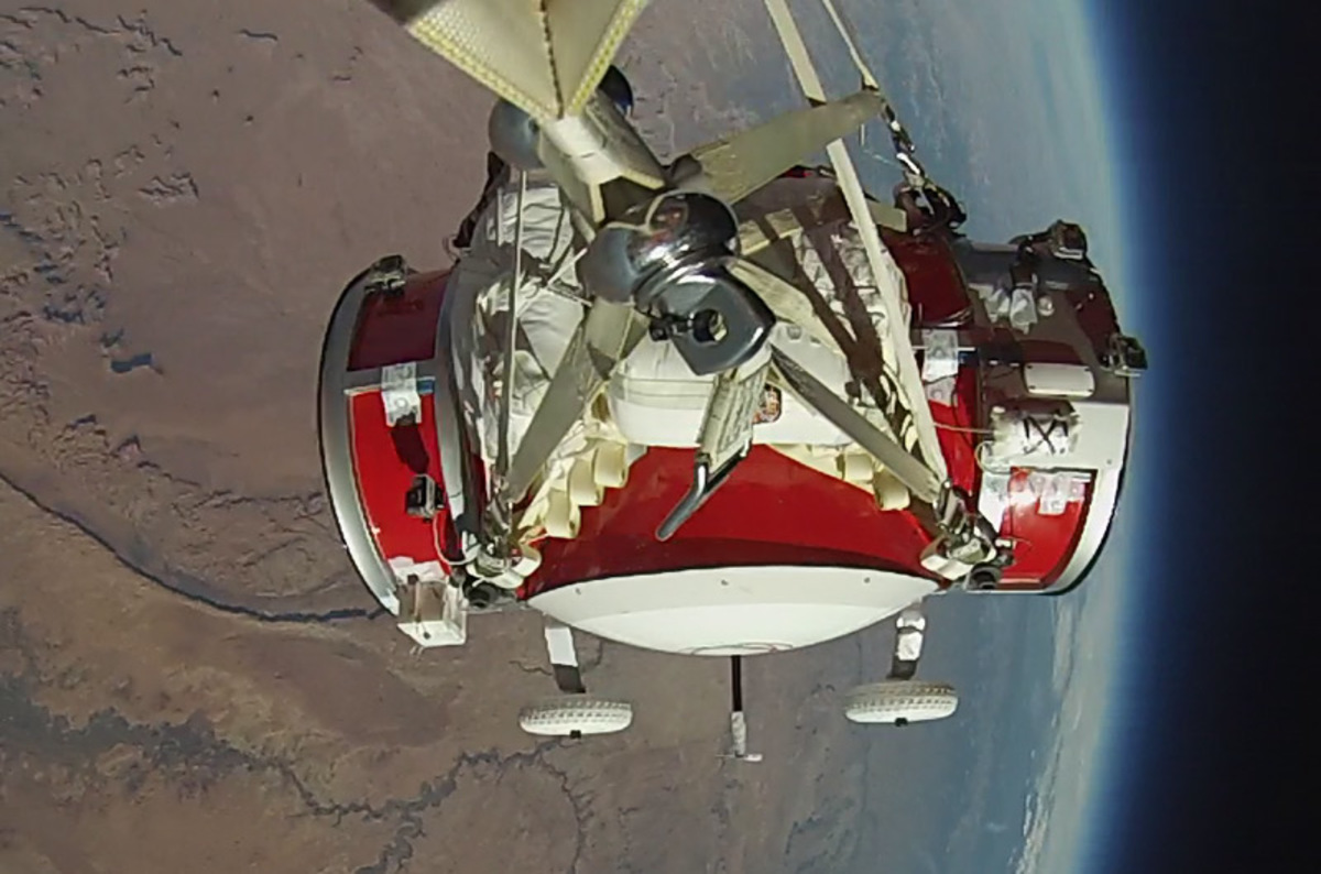 Balloon-lofted space podule hits 30,000m