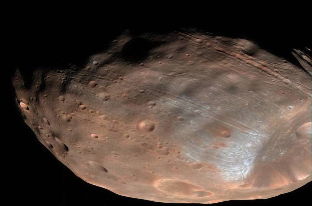Feeble Phoebus flaking as it falls to Mars