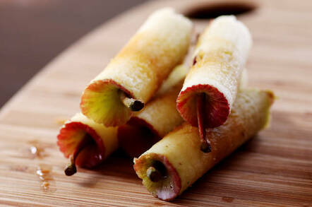 Apple cores by https://www.flickr.com/photos/notahipster/ cc 2.0 attribution generic https://creativecommons.org/licenses/by/2.0/