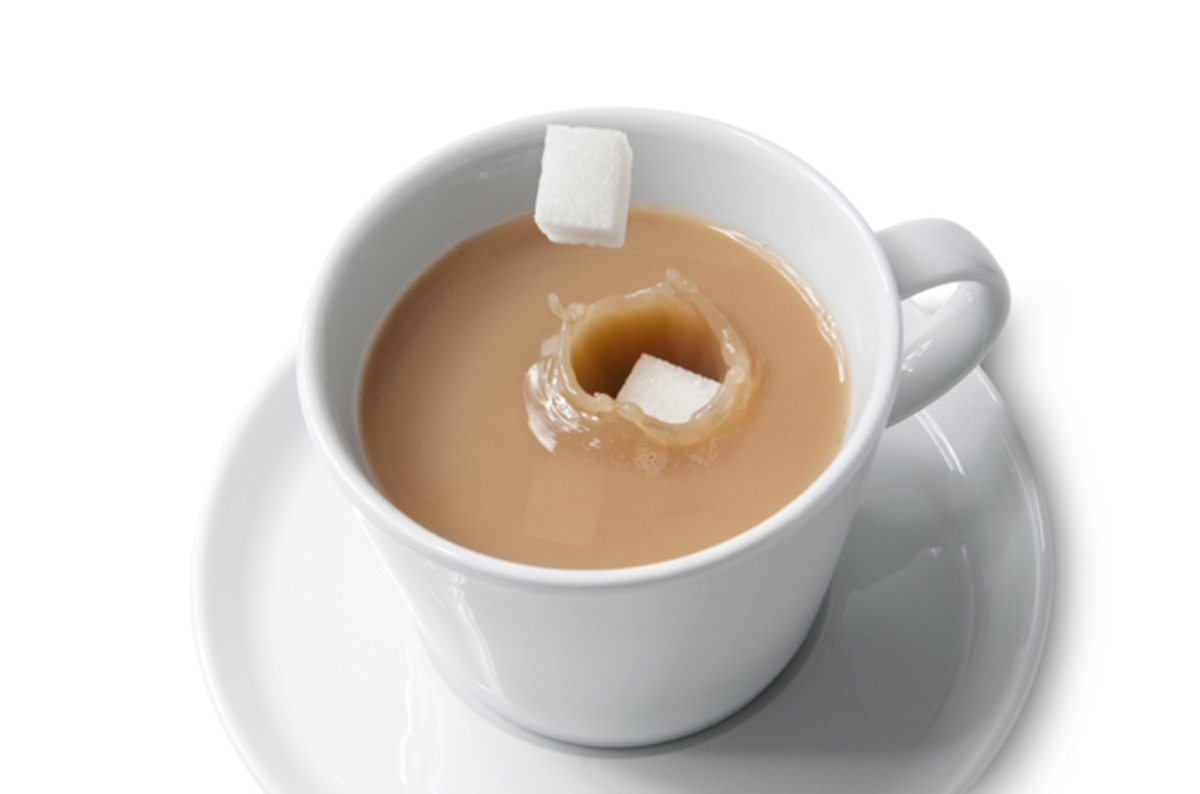 Почему в горячем чае кусочек сахара. Чай с молоком. Чашка чая с молоком. Чай с сахаром. Кружка с чаем и молоком.
