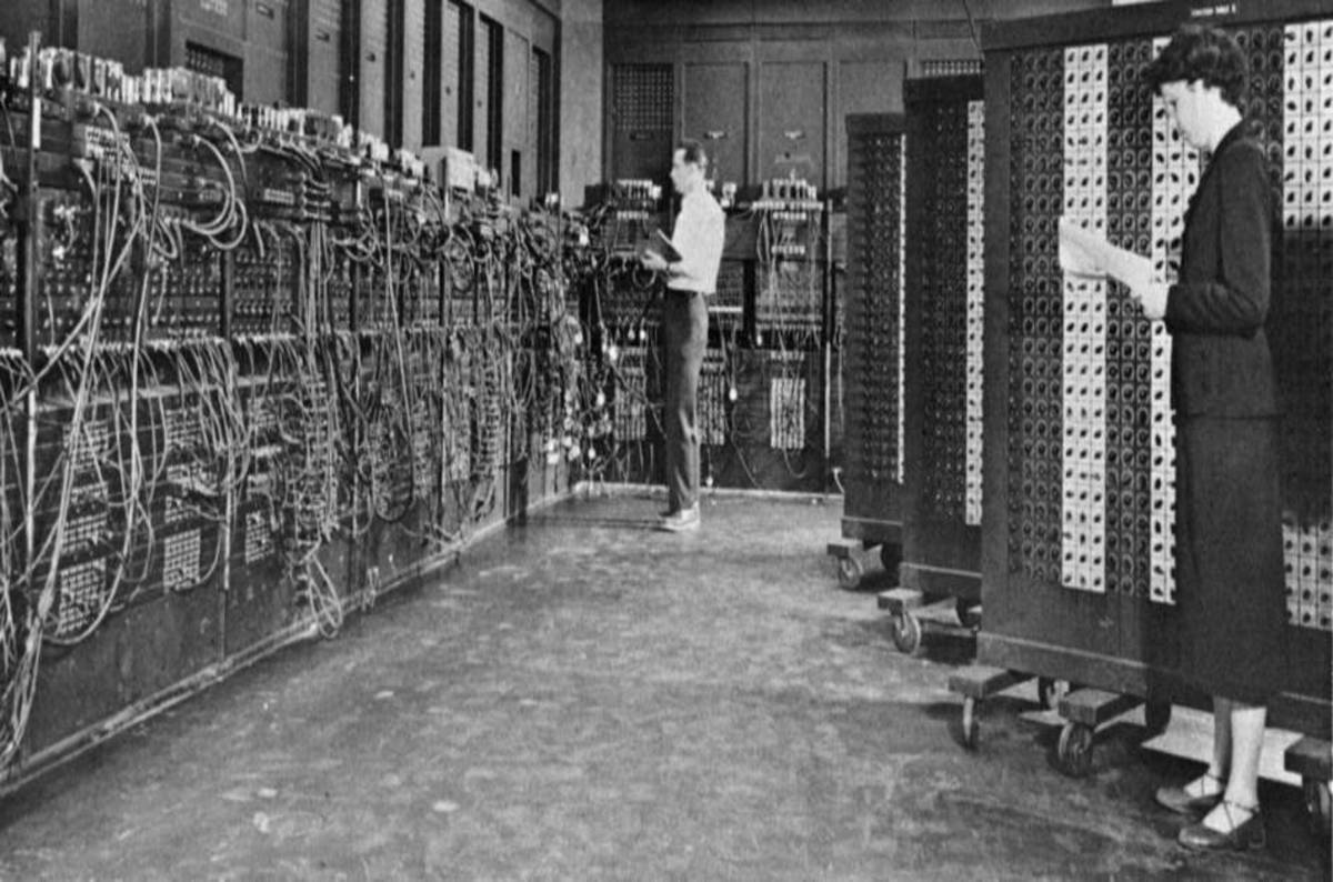 Электронный компьютер электронная машина. Первый компьютер ЭНИАК 1946 Г. Компьютер Eniac 1943. Джон фон Нейман Eniac. 1946 ЭНИАК создатель.