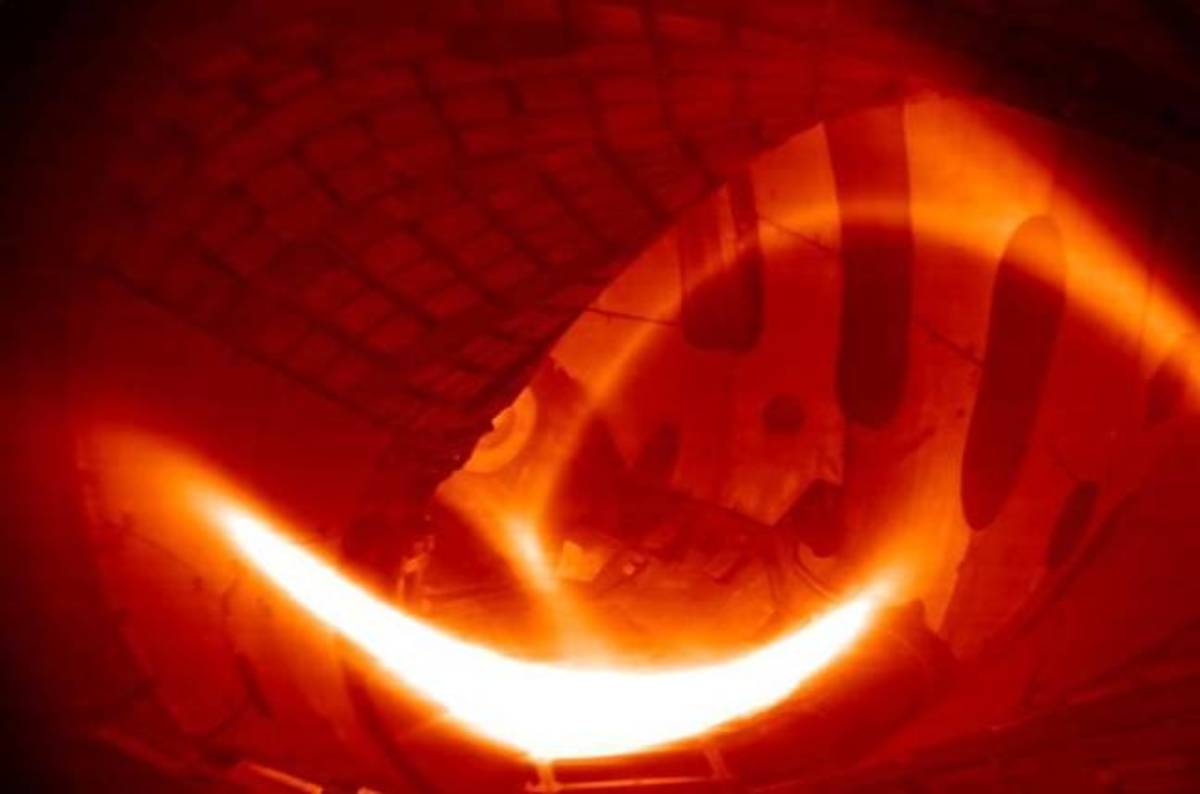 German Chancellor fires hydrogen plasma with the push of a button