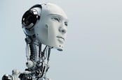 Робот с искусственным интеллектом, вид со спины на фоне художественного ландшафта. Фото через Shuttertock
