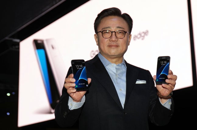 Samsung’s mobile chief Koh Dong-jin poses with the Galaxy S7 and its Edge variant at S7 LAUNCH MARCH 2016. photo via Samsung Press site