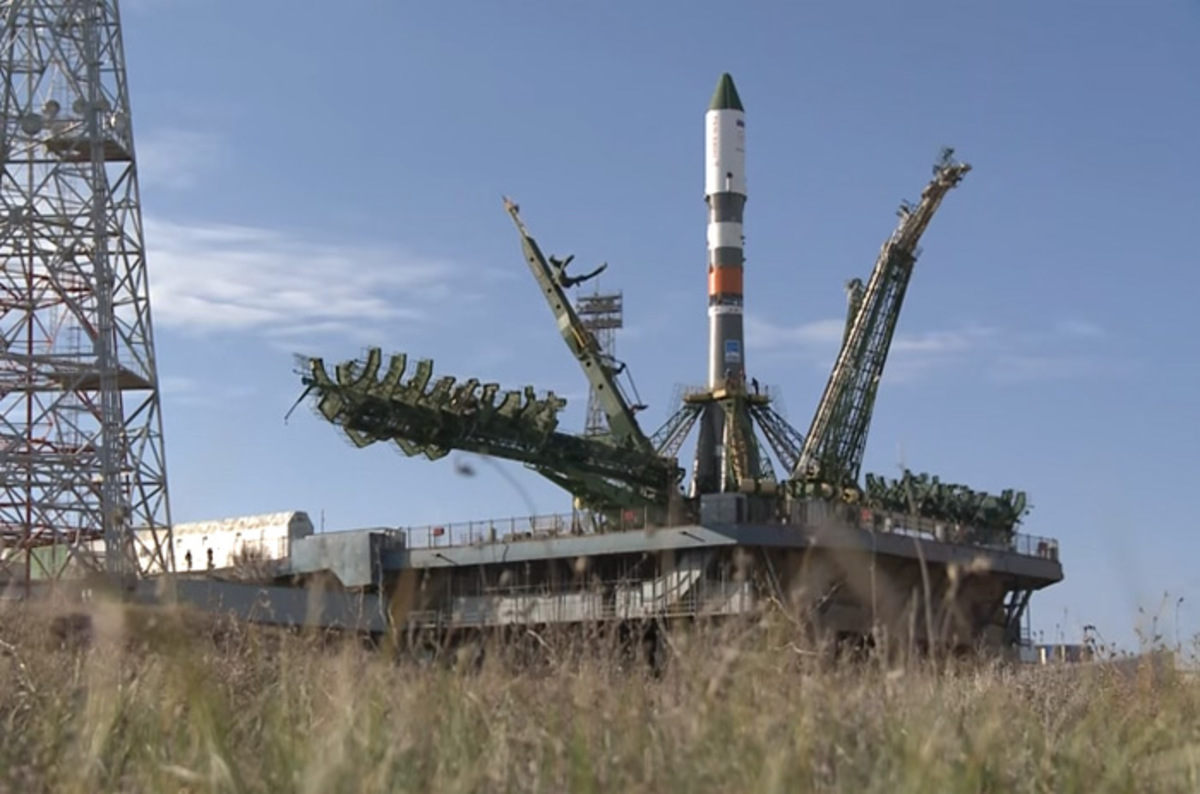 Russian rocket roll-out and raising revealed