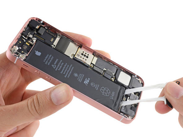 teardown shot of the SE's battery