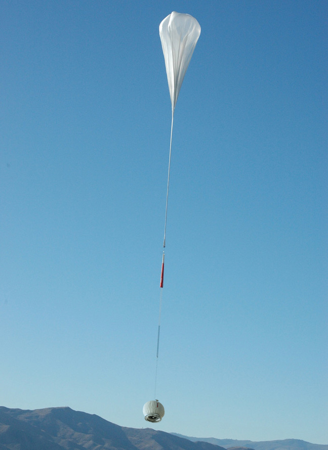 The Kilocat podule lifts off under an enormous helium balloon