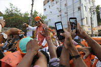  People photographing bollywood actor Vivek Oberoi with smartphones