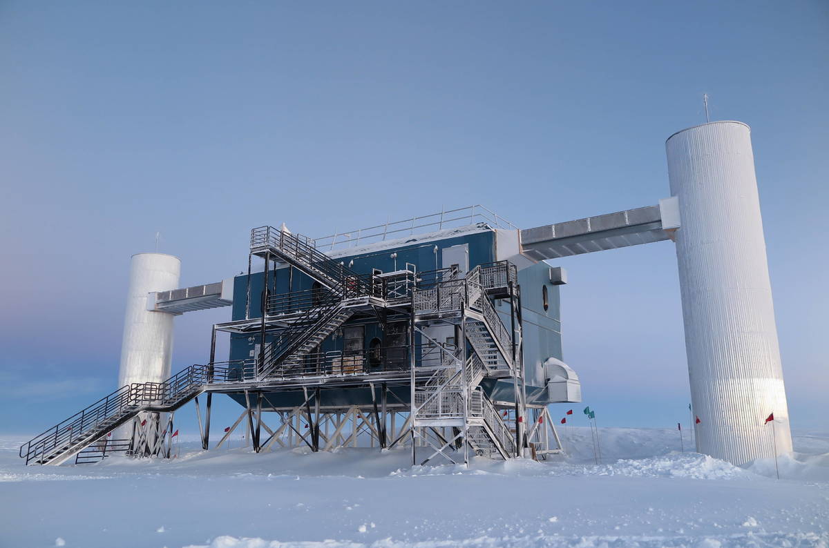 Billion-tonne IceCube: Sterile neutrinos do not exist