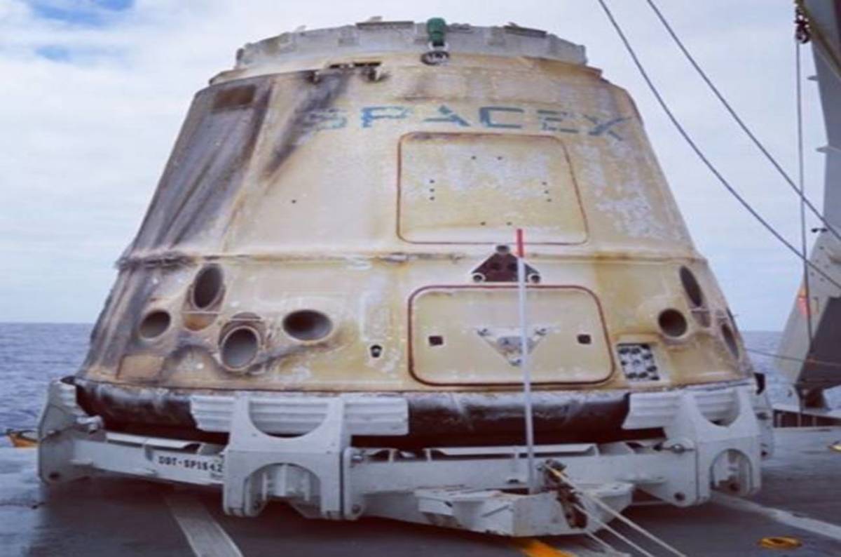 SpaceX Dragon capsule lands in Pacific carrying 12 moustronauts