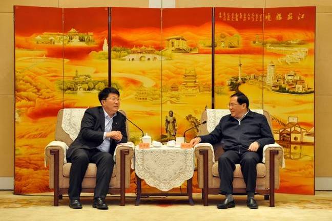 Jiangsu_Provincial_Party_Committee_Secretary_Li_Qiang_(right)_and_Tsinghua_Unigroup_Chairman_Zhao_Weiguo_(left)