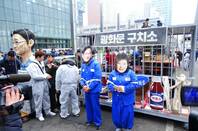 Gangnam calling for punishment of president Park Geun-hye and Samsung chief Lee Jae-yong