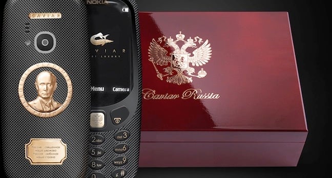 بعد  مرور أيام قليلة من إعلان NOKIA عن نسختها المُجددة من هاتفها الاسطوري Nokia 3310  في فعاليات MWC2017  قامت شركة Caviar المُختصة في تعديل الهواتف بالإعلان عن إصدار جديد من الهاتف تمُجّد فيه الرئيس الروسي “فلاديمير بوتين” اشهر شخصية  في روسيا حسب وصفهم.  هذا الإصدار الجديد يأتي باسم Nokia 3310 Supremo Putinو سيحمل صورة للرئيس الروسي مطلية بالذهب من الجانب الخلفي للهاتف كما نجد في اسفل الصورة ختم ذهبي مكتوب عليه مقطع مُقتبس من النشيد الوطني الروسي.  بعد هذه التعديلات  يُصبح سعر الهاتف حوالي 1,690 $, هذا الهاتف سيروج بالاساس لانصار الرئيس الروسي في العالم.  بالنسبة للمواصفات التقنية, سياتي هذا الهاتف بشاشة مقاس 2.4″pouce بدقة وضوح QVGA، وكاميرا خلفية بدقة 2 megapixel, مع مخرج بطاقات تخزين خارجية.  المصدر: .theregister