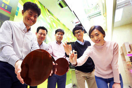 SK_HYnix_staff _with_72_layer_NAND_gear