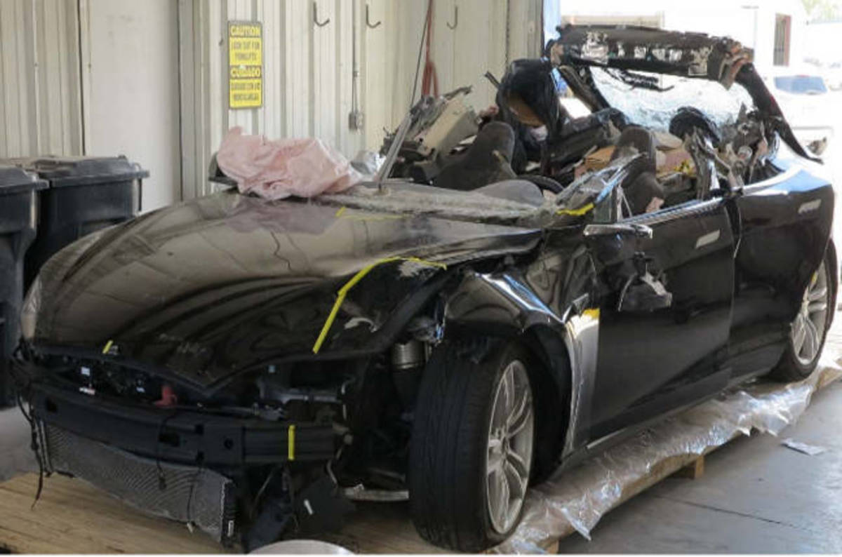 Tesla death smash probe: Neither driver nor autopilot saw the truck