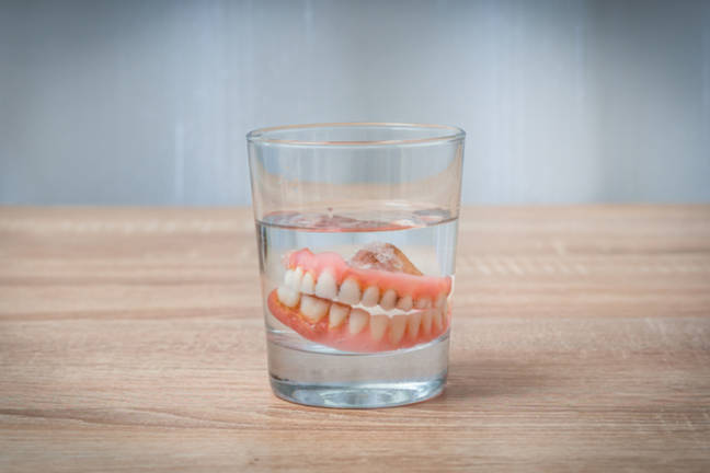 日本で人間を対象とした歯の再成長薬のセット • The Register