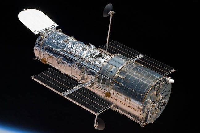 Hubble performs spin the bottle with previous couple of gyros